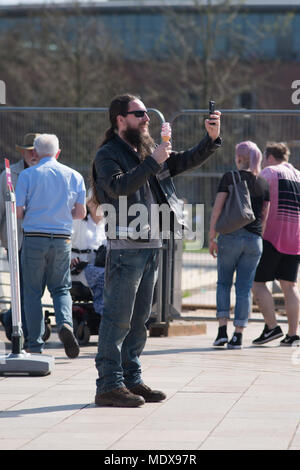 Stratford-upon-Avon, Großbritannien. 20. April 2018. Biker in schwarzem Leder Holding ein Eis und ein selfie während mini Hitzewelle auf Shakespeares geburtstag Wochenende Credit: Paul rushton/Alamy leben Nachrichten Stockfoto