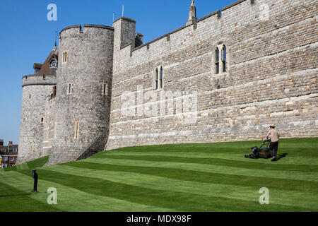 Windsor, Großbritannien. 20. April 2018. Ein Gärtner, der mäht das Gras vor der Windsor Castle während des Commonwealth Regierungschefs Leaders' Rückzug. Stockfoto