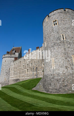 Windsor, Großbritannien. 20. April 2018. Ein Teil der Mauer des Windsor Castle zwischen der Sperrstunde Turm und das Strumpfband Tower. Stockfoto