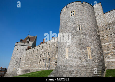 Windsor, Großbritannien. 20. April 2018. Ein Teil der Mauer des Windsor Castle zwischen der Sperrstunde Turm und das Strumpfband Tower. Stockfoto