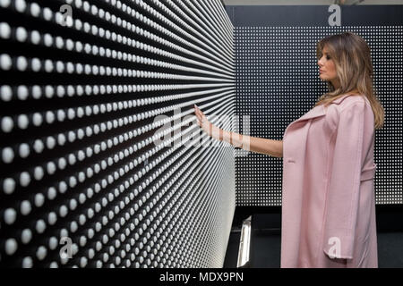 WASHINGTON, DC - in der Woche vom 16. April: Erste Dame Melania Trump Ansichten einer Wand mit 22.000 weiße Pillen am Reisen opioid Ausstellung und Gedenkstätte, ÒPrescribed zu DeathÓ, auf der Ellipse, Montag, April 16, 2018, in Washington, D.C. jede Pille verfügt über ein Gesicht, die den 22.000 Personen, die im Jahr 2015 von Opioiden und fentanyl Überdosierungen Menschen starben: First Lady Melania Trump Stockfoto