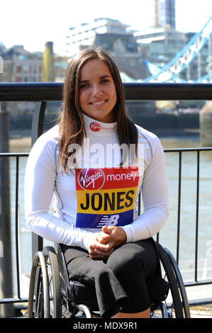 Jade Jones (GBR) an einem Virgin Money London Marathon Pre-race Photocall von Elite behinderten Athleten, Tower Hotel, London, Großbritannien. Jade Jones machte sie Senior marathon Debüt bei den London Marathon 2014 18 nach dem Gewinn der Mini London Marathon drei Mal in Folge von 2011 bis 2013, zweimal das Brechen der unter 17 s Girls' Kurs aufnehmen. Sie verließ die volle Marathon in beiden 2015 und 2016 zu beenden, aber eine enorme Verbesserung im letzten Jahr fünfter in 1:51:46. Der Marathon, der am Sonntag, den 22. April ist Teil der World Marathon Majors und auch der Welt Para Leichtathletik Marathon World Cu Stockfoto