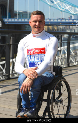 David Wehr (GBR) an einem Virgin Money London Marathon Pre-race Photocall von Elite behinderten Athleten, Tower Hotel, London, Großbritannien. Wehr wurde zum erfolgreichsten Elite Athlet in der Geschichte der London Marathon, wenn er seine siebte Männer Rollstuhl Titel letztes Jahr klammerte, schließlich übertreffen Tanni Grey-Thompson ist fünf Jahre nach gewann er seinen sechsten Titel im Jahr 2012. Wehr beat Der frisch gekrönte World Marathon Majors Meister Marcel Hug. Der Marathon, der am Sonntag, den 22. April ist Teil der World Marathon Majors und auch der Welt Para Leichtathletik Marathon World Cup. Stockfoto
