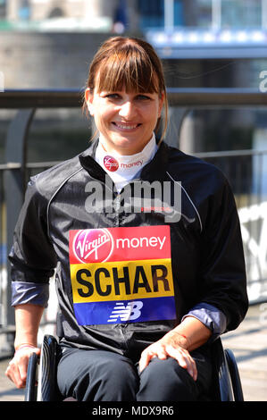 Manuela Schär (SUI) an einem Virgin Money London Marathon Pre-race Photocall von Elite behinderten Athleten, Tower Hotel, London, Großbritannien. Schär gewann die World Marathon Titel in 2013 und wurde der Gemeinsame offizielle Weltrekordhalter, als sie getaktet 1:38:07 in Oita. Letztes Jahr wurde sie die schnellste Frau Rollstuhl Racer in der Geschichte, als sie getaktet 1:28:17 in Boston, das vorhergehende beste schlagen um fast sechs Minuten. Der Marathon, der am Sonntag, den 22. April ist Teil der World Marathon Majors und auch der Welt Para Leichtathletik Marathon World Cup. Stockfoto