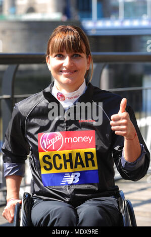 Manuela Schär (SUI) an einem Virgin Money London Marathon Pre-race Photocall von Elite behinderten Athleten, Tower Hotel, London, Großbritannien. Schär gewann die World Marathon Titel in 2013 und wurde der Gemeinsame offizielle Weltrekordhalter, als sie getaktet 1:38:07 in Oita. Letztes Jahr wurde sie die schnellste Frau Rollstuhl Racer in der Geschichte, als sie getaktet 1:28:17 in Boston, das vorhergehende beste schlagen um fast sechs Minuten. Der Marathon, der am Sonntag, den 22. April ist Teil der World Marathon Majors und auch der Welt Para Leichtathletik Marathon World Cup. Stockfoto