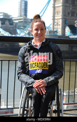 Tatjana McFadden (USA) zu einem Virgin Money London Marathon Pre-race Photocall von Elite behinderten Athleten, Tower Hotel, London, Großbritannien. McFadden dominiert der Frauen marathon Racing für vier Jahre, in Boston, London, Chicago und New York undefeated von 2012 bis 2016 und gewann 13 Rennen in Folge bis in Tokio im Februar 2016 geschlagen. Im Jahr 2013 wurde sie der erste Athlet alle vier in einem Jahr zu gewinnen, und wiederholte das Meisterstück jedes Jahr bis 2017. Der Marathon, der am Sonntag, den 22. April ist Teil der World Marathon Majors und auch der Welt Para Leichtathletik Marathon World Cup. Stockfoto