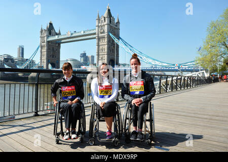 Elite Frauen Rollstuhl Athleten an einer Jungfrau Geld London Marathon Pre-race Photocall, Tower Hotel, London, Großbritannien. L bis R: Manuela Schär (SUI), Jade Jones (GBR), Tatjana McFadden (USA). Der Marathon, der am Sonntag, den 22. April ist Teil der World Marathon Majors und auch der Welt Para Leichtathletik Marathon World Cup. Die Veranstaltung hat über £ 450 Millionen für Nächstenliebe seit ihrer Gründung und steht im Guiness-Buch der Rekorde als die größte jährliche Spendenaktion in der Welt, mit der 2009 die Teilnehmer heben über £ 47,2 Mio. für Nächstenliebe. Stockfoto