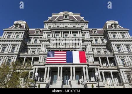 WASHINGTON, DC-WOCHE VON APRIL 16: Amerikanische und französische Flags sind auf der Außenseite der Eisenhower Executive Office Building im Weißen Haus, Freitag, 20. April 2018 in Washington, D.C. Die Fahnen aufgehängt werden in Vorbereitung auf die anstehenden Besuch nächste Woche das Weiße Haus der französische Präsident Emmanuel Längestrich Personen: Präsident Donald Trump Stockfoto