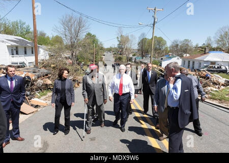 Greensboro, NC-WOCHE VON APRIL 16: Vice President Mike Pence tours Tornado beschädigt und wird von Verkehrsminister, Elaine Chao, Freitag, dem 20. April 2018 in Greensboro, NC Leute Joined: Vice President Mike Pence Stockfoto