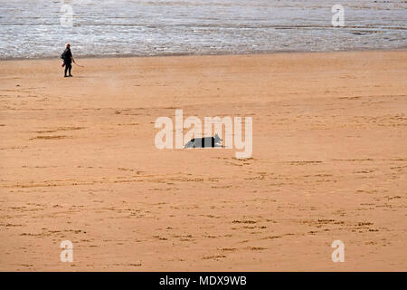 Weston-super-Mare, Großbritannien. 20. April 2018. UK Wetter: Sonnenanbeter, Wanderer, und Hunde profitieren Sie von einem warmen, sonnigen Frühling Nachmittag am Strand. Keith Ramsey/Alamy leben Nachrichten Stockfoto