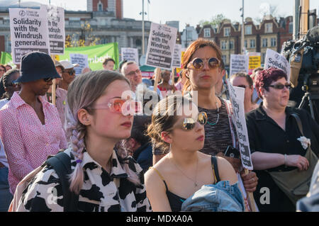 London, Großbritannien. April 2018 20. Hunderte kamen zu Windrush Square in Brixton ihren Respekt und Unterstützung für Migranten lange hier angesiedelt, die erklärt worden sind sie nicht bleiben in Großbritannien, weil sie nicht beweisen, dass Sie das Recht haben, zu bleiben. Die Einwanderung ist der einzige Teil der britischen Justiz, in denen diese Untersuchung verpflichtet sind, ihre Geschichten sind wahr, anstatt die Behörden in ihnen falsche zu beweisen, zu beweisen. Einige haben bereits aus dem Land vertrieben worden, andere verweigerte die Erlaubnis, nach ins Ausland gehen, Familien und Freunde zu besuchen zurück, bis in der Einwanderungspolitik in der gesperrten de Stockfoto