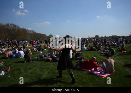 London, UK, 20. April 2018: London 4/20 Rally - Hyde Park Pro Cannabis Legaslastion Rallye auf einem sonnigen London tag Veranstaltung jedes Jahr findet am 20. April auf der ganzen Welt Stockfoto