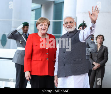 Berlin, Deutschland. 20 Apr, 2018. Die deutsche Bundeskanzlerin Angela Merkel (L, vorne) Posen für Fotos mit den Besuch des indischen Premierministers Narendra Modi (R, vorne) im Kanzleramt in Berlin, Hauptstadt der Bundesrepublik Deutschland, am 20. April 2018. Die deutsche Bundeskanzlerin Angela Merkel am Freitag Abend empfing in seinem Zwischenstopp in Berlin indische Ministerpräsident Narendra Modi, aber keine Details der Sitzung wurde aufgedeckt. Credit: Shan Yuqi/Xinhua/Alamy leben Nachrichten Stockfoto