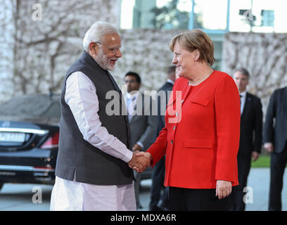Berlin, Deutschland. 20 Apr, 2018. Die deutsche Bundeskanzlerin Angela Merkel (R, vorne) schüttelt Hände mit Besuch des indischen Premierministers Narendra Modi (L, vorne) im Kanzleramt in Berlin, Hauptstadt der Bundesrepublik Deutschland, am 20. April 2018. Die deutsche Bundeskanzlerin Angela Merkel am Freitag Abend empfing in seinem Zwischenstopp in Berlin indische Ministerpräsident Narendra Modi, aber keine Details der Sitzung wurde aufgedeckt. Credit: Shan Yuqi/Xinhua/Alamy leben Nachrichten Stockfoto