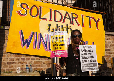 Eine friedliche Demonstration in Windrush Square, Brixton, außerhalb der Schwarzen kulturelle Archive, Solidarität mit den Mitgliedern der Windrush Generation, die Abschiebung zu zeigen: Stockfoto