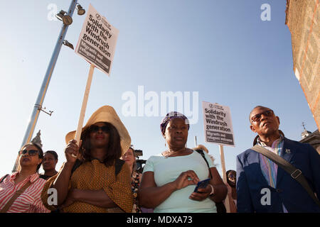 Eine friedliche Demonstration in Windrush Square, Brixton, außerhalb der Schwarzen kulturelle Archive, Solidarität mit den Mitgliedern der Windrush Generation, die Abschiebung zu zeigen: Stockfoto