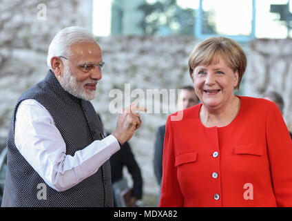 Berlin, Deutschland. 20 Apr, 2018. Die deutsche Bundeskanzlerin Angela Merkel (R) Gespräche mit den Besuch des indischen Premierministers Narendra Modi im Kanzleramt in Berlin, Hauptstadt der Bundesrepublik Deutschland, am 20. April 2018. Die deutsche Bundeskanzlerin Angela Merkel am Freitag Abend empfing in seinem Zwischenstopp in Berlin indische Ministerpräsident Narendra Modi, aber keine Details der Sitzung wurde aufgedeckt. Credit: Shan Yuqi/Xinhua/Alamy leben Nachrichten Stockfoto