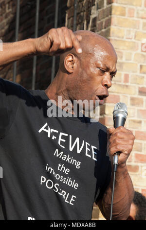 Eine friedliche Demonstration in Windrush Square, Brixton, außerhalb der Schwarzen kulturelle Archive, Solidarität mit den Mitgliedern der Windrush Generation, die Abschiebung Gesicht: Steadman Scott Adressen der Masse zu zeigen Stockfoto