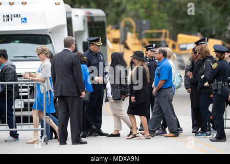 Polizei helfen mit Crowd Control als Trauernde kommen Respekt zu Ende der ehemaligen First Lady Barbara Bush am S. Martin's Episcopal Church in Houston Stockfoto