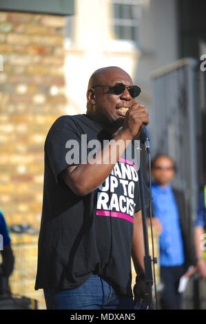 London, Großbritannien. 20. April 2018. Weyman Bennett (bis zu Rassismus Co-Convener) auf einer Windrush Generation Solidarität Demonstration, London, Vereinigtes Königreich. Die Demonstration war eine Reaktion auf Inkompetenz und bürokratischen Brutalität des Home Office in Richtung Windrush Generation aufgerufen. Die windrush Generation bezieht sich auf die Arbeitnehmer aus Jamaika, Trinidad und Tobago und anderen Inseln, die in London zwischen 1948 und 1971 als Antwort auf die Nachkriegszeit Arbeitskräftemangel in Großbritannien eingetroffen. Quelle: Michael Preston/Alamy leben Nachrichten Stockfoto