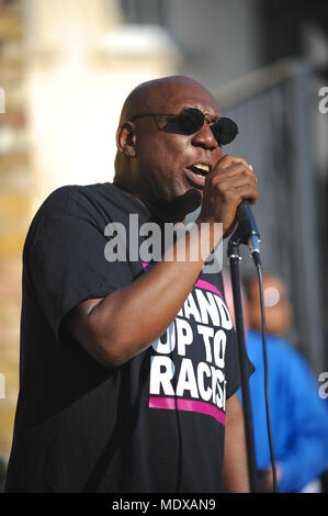 London, Großbritannien. 20. April 2018. Weyman Bennett (bis zu Rassismus Co-Convener) auf einer Windrush Generation Solidarität Demonstration, London, Vereinigtes Königreich. Die Demonstration war eine Reaktion auf Inkompetenz und bürokratischen Brutalität des Home Office in Richtung Windrush Generation aufgerufen. Die windrush Generation bezieht sich auf die Arbeitnehmer aus Jamaika, Trinidad und Tobago und anderen Inseln, die in London zwischen 1948 und 1971 als Antwort auf die Nachkriegszeit Arbeitskräftemangel in Großbritannien eingetroffen. Quelle: Michael Preston/Alamy leben Nachrichten Stockfoto