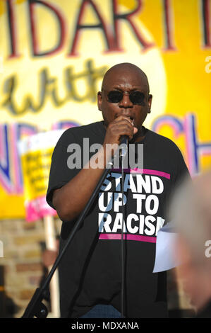 London, Großbritannien. 20. April 2018. Weyman Bennett (bis zu Rassismus Co-Convener) auf einer Windrush Generation Solidarität Demonstration, London, Vereinigtes Königreich. Die Demonstration war eine Reaktion auf Inkompetenz und bürokratischen Brutalität des Home Office in Richtung Windrush Generation aufgerufen. Die windrush Generation bezieht sich auf die Arbeitnehmer aus Jamaika, Trinidad und Tobago und anderen Inseln, die in London zwischen 1948 und 1971 als Antwort auf die Nachkriegszeit Arbeitskräftemangel in Großbritannien eingetroffen. Quelle: Michael Preston/Alamy leben Nachrichten Stockfoto