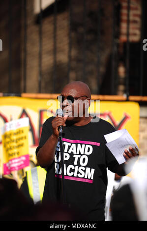 London, Großbritannien. 20. April 2018. Weyman Bennett (bis zu Rassismus Co-Convener) auf einer Windrush Generation Solidarität Demonstration, London, Vereinigtes Königreich. Die Demonstration war eine Reaktion auf Inkompetenz und bürokratischen Brutalität des Home Office in Richtung Windrush Generation aufgerufen. Die windrush Generation bezieht sich auf die Arbeitnehmer aus Jamaika, Trinidad und Tobago und anderen Inseln, die in London zwischen 1948 und 1971 als Antwort auf die Nachkriegszeit Arbeitskräftemangel in Großbritannien eingetroffen. Quelle: Michael Preston/Alamy leben Nachrichten Stockfoto