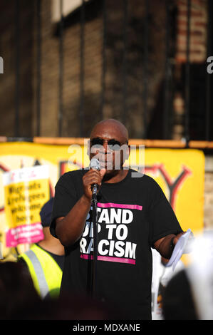 London, Großbritannien. 20. April 2018. Weyman Bennett (bis zu Rassismus Co-Convener) auf einer Windrush Generation Solidarität Demonstration, London, Vereinigtes Königreich. Die Demonstration war eine Reaktion auf Inkompetenz und bürokratischen Brutalität des Home Office in Richtung Windrush Generation aufgerufen. Quelle: Michael Preston/Alamy leben Nachrichten Stockfoto