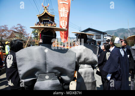 HIDA, Japan - 20. April: Festival Teilnehmer Parade während der Furukawa Festival in Hida Stadt, Präfektur Gifu, Japan am 20. April 2018. Die Furukawa Festival als UNESCO immateriellen Kulturerbes Japan registriert und feierte jeden April 19. und 20. Für die Sicherheit zu beten und den Frühling willkommen. (Foto: Richard Atrero de Guzman/LBA) Quelle: Lba Co.Ltd./Alamy leben Nachrichten Stockfoto