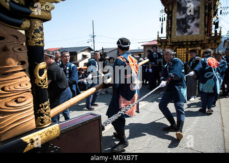 HIDA, Japan - 20. April: Festival Teilnehmer Parade während der Furukawa Festival in Hida Stadt, Präfektur Gifu, Japan am 20. April 2018. Die Furukawa Festival als UNESCO immateriellen Kulturerbes Japan registriert und feierte jeden April 19. und 20. Für die Sicherheit zu beten und den Frühling willkommen. (Foto: Richard Atrero de Guzman/LBA) Quelle: Lba Co.Ltd./Alamy leben Nachrichten Stockfoto