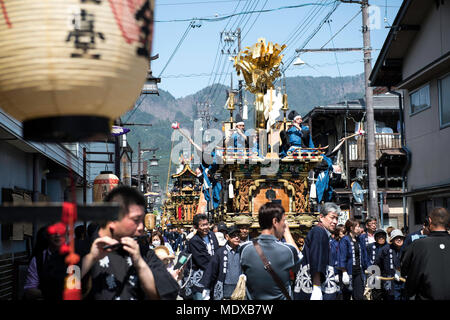 HIDA, Japan - 20. April: Festival Teilnehmer Parade während der Furukawa Festival in Hida Stadt, Präfektur Gifu, Japan am 20. April 2018. Die Furukawa Festival als UNESCO immateriellen Kulturerbes Japan registriert und feierte jeden April 19. und 20. Für die Sicherheit zu beten und den Frühling willkommen. (Foto: Richard Atrero de Guzman/LBA) Quelle: Lba Co.Ltd./Alamy leben Nachrichten Stockfoto