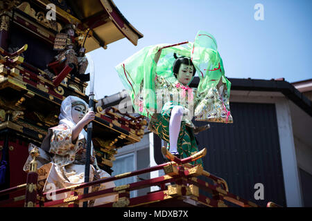 HIDA, Japan - 20. April: Kinder gekleidet in ein kabuki Kostüm während der Fukukawa Festival in Hidaka, Präfektur Gifu, Japan am 20. April 2018 durchführen. Die Furukawa Festival als UNESCO immateriellen Kulturerbes Japan registriert und feierte jeden April 19. und 20. Für die Sicherheit zu beten und den Frühling willkommen. (Foto: Richard Atrero de Guzman/LBA) Quelle: Lba Co.Ltd./Alamy leben Nachrichten Stockfoto