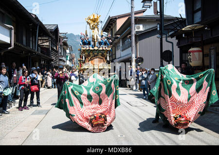 HIDA, Japan - 20. April: Lion Tänzer führt während der Furukawa Festival in Hida Stadt, Präfektur Gifu, Japan am 20. April 2018. Die Furukawa Festival als UNESCO immateriellen Kulturerbes Japan registriert und feierte jeden April 19. und 20. Für die Sicherheit zu beten und den Frühling willkommen. (Foto: Richard Atrero de Guzman/LBA) Quelle: Lba Co.Ltd./Alamy leben Nachrichten Stockfoto