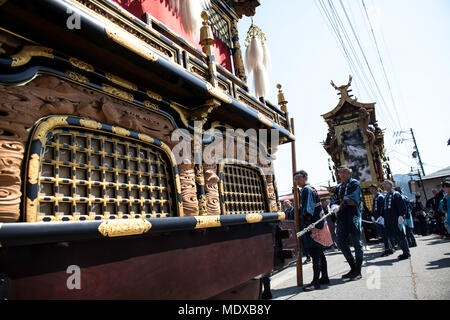 HIDA, Japan - 20. April: Festival Teilnehmer Parade während der Furukawa Festival in Hida Stadt, Präfektur Gifu, Japan am 20. April 2018. Die Furukawa Festival als UNESCO immateriellen Kulturerbes Japan registriert und feierte jeden April 19. und 20. Für die Sicherheit zu beten und den Frühling willkommen. (Foto: Richard Atrero de Guzman/LBA) Quelle: Lba Co.Ltd./Alamy leben Nachrichten Stockfoto