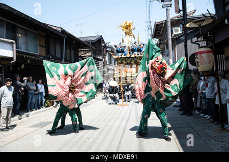 HIDA, Japan - 20. April: Lion Tänzer führt während der Furukawa Festival in Hida Stadt, Präfektur Gifu, Japan am 20. April 2018. Die Furukawa Festival als UNESCO immateriellen Kulturerbes Japan registriert und feierte jeden April 19. und 20. Für die Sicherheit zu beten und den Frühling willkommen. (Foto: Richard Atrero de Guzman/LBA) Quelle: Lba Co.Ltd./Alamy leben Nachrichten Stockfoto