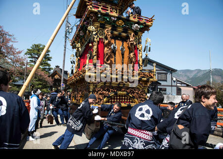 HIDA, Japan - 20. April: Festival Teilnehmer Parade während der Furukawa Festival in Hida Stadt, Präfektur Gifu, Japan am 20. April 2018. Die Furukawa Festival als UNESCO immateriellen Kulturerbes Japan registriert und feierte jeden April 19. und 20. Für die Sicherheit zu beten und den Frühling willkommen. (Foto: Richard Atrero de Guzman/LBA) Quelle: Lba Co.Ltd./Alamy leben Nachrichten Stockfoto