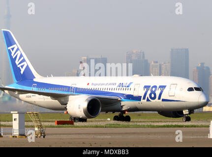 Tokio, Japan. 20 Apr, 2018. Japan's All Nippon Airways (ANA) Boeing 787 jetliner mit Rolls-Royce Tlent 1000 Motoren kommt an der Tokyo Haneda Flughafen am Freitag, 20. April 2018. Die Vorschriften der Federal Aviation Administration (FAA) der USA einige Boeing 787 s mit bestimmten Trent 1000-Motoren, deren Zwischendruck Verdichterschaufeln Probleme unter bestimmten Bedingungen eingeschränkt, vom Betrieb von mehr als 140 Minuten von einem Flughafen. Credit: Yoshio Tsunoda/LBA/Alamy leben Nachrichten Stockfoto