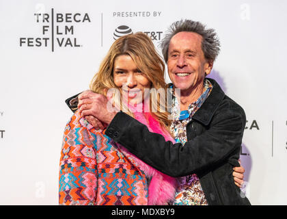 New York, USA, 20. April 2018. Executive Produzent Brian Grazer umarmt seine Frau Veronica Smiley, wie sie die Premiere von National Geographic's 'Genius teilnehmen: Picasso" im Tribeca Film Festival in New York City. Foto von Enrique Shore​/Alamy Live News Credit: Enrique Ufer/Alamy leben Nachrichten Stockfoto