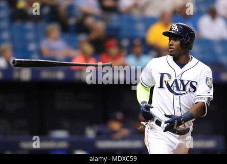 St. Petersburg, Florida, USA. 20 Apr, 2018. MONICA HERNDON | Zeiten. Tampa Bay Rays shortstop Adeiny Hechavarria (11) Wanderungen während der fünften Inning aus dem Spiel gegen die Minnesota Twins im Tropicana Field am 20. April 2018 in St. Petersburg, Fla. Credit: Monica Herndon/Tampa Bay Zeiten/ZUMA Draht/Alamy leben Nachrichten Stockfoto