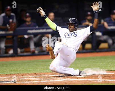 St. Petersburg, Florida, USA. 20 Apr, 2018. MONICA HERNDON | Zeiten. Tampa Bay Rays shortstop Adeiny Hechavarria (11) Kerben auf einem Doppelten durch linken Feldspieler Denard Span (2) Während des fünften Inning aus dem Spiel gegen die Minnesota Twins im Tropicana Field am 20. April 2018 in St. Petersburg, Fla. Credit: Monica Herndon/Tampa Bay Zeiten/ZUMA Draht/Alamy leben Nachrichten Stockfoto