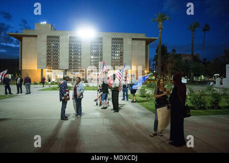 Phoenix, Arizona, USA. 20 Apr, 2018. Pro-Trump counter-Demonstranten mischen sich zwischen dem State House und Senat Gebäude am Freitag, 20. April 2018, am State Capitol in Phoenix, Arizona. Der Protest, eins von vielen allgemein, wurde festgelegt, mit dem 19. Jahrestag des Amoklaufs 1999 an der Columbine High School in Colorado. Credit: Ben Moffat/über ZUMA ZUMA Kabel/Kabel/Alamy leben Nachrichten Stockfoto