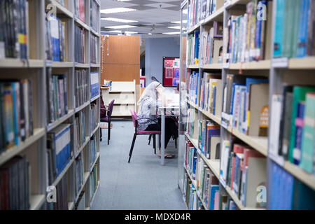 Kuala Lumpur, Malaysia. 20 Apr, 2018. Eine Frau liest in der Nationalbibliothek von Malaysia in Kuala Lumpur, Malaysia, 20. April 2018. Credit: Zhu Wei/Xinhua/Alamy leben Nachrichten Stockfoto