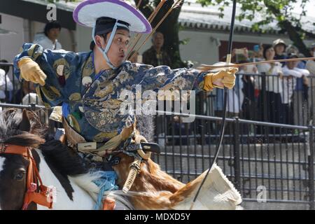 Tokio, Japan. 21 Apr, 2018. Eine berittene Bogenschützen tragen traditionelle japanische Kostüm in einem reiten Bogenschießen ''Yabusame'' Veranstaltung im Stadtteil Sumida Park in Asakusa, Tokyo, Japan beteiligt ist. Die jährliche Veranstaltung ist in Sumida vom Pferderücken Bogenschützen, Pfeile auf ein Ziel von einem galoppierenden Pferd statt. Credit: Rodrigo Reyes Marin/über ZUMA ZUMA Kabel/Kabel/Alamy leben Nachrichten Stockfoto