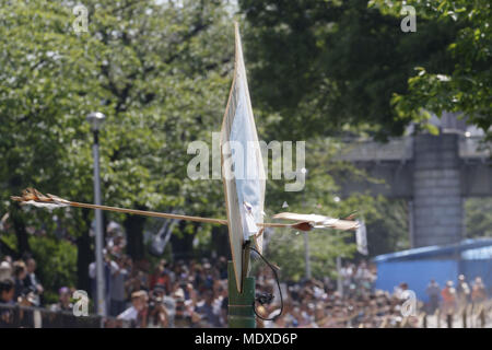 Tokio, Japan. 21 Apr, 2018. Ein Pfeil fliegen Hits ein Bogenschießen Target Board beim Reiten, Bogenschießen ''Yabusame'' Veranstaltung im Stadtteil Sumida Park in Asakusa, Tokyo, Japan. Die jährliche Veranstaltung ist in Sumida vom Pferderücken Bogenschützen, Pfeile auf ein Ziel von einem galoppierenden Pferd statt. Credit: Rodrigo Reyes Marin/über ZUMA ZUMA Kabel/Kabel/Alamy leben Nachrichten Stockfoto