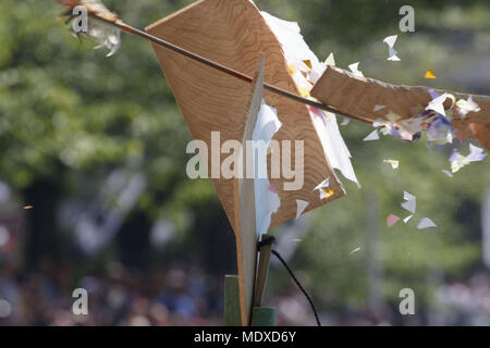 Tokio, Japan. 21 Apr, 2018. Ein Pfeil fliegen Hits ein Bogenschießen Target Board beim Reiten, Bogenschießen ''Yabusame'' Veranstaltung im Stadtteil Sumida Park in Asakusa, Tokyo, Japan. Die jährliche Veranstaltung ist in Sumida vom Pferderücken Bogenschützen, Pfeile auf ein Ziel von einem galoppierenden Pferd statt. Credit: Rodrigo Reyes Marin/über ZUMA ZUMA Kabel/Kabel/Alamy leben Nachrichten Stockfoto