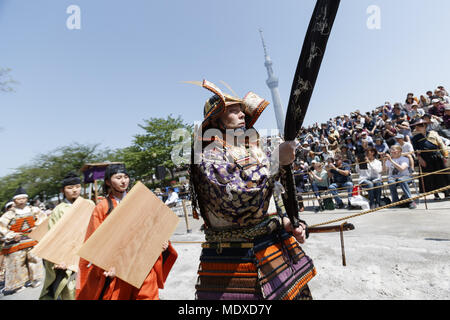 Tokio, Japan. 21 Apr, 2018. Menschen tragen traditionelle japanische Kostüm in einem reiten Bogenschießen ''Yabusame'' Veranstaltung im Stadtteil Sumida Park in Asakusa, Tokyo, Japan teilnehmen. Die jährliche Veranstaltung ist in Sumida vom Pferderücken Bogenschützen, Pfeile auf ein Ziel von einem galoppierenden Pferd statt. Credit: Rodrigo Reyes Marin/über ZUMA ZUMA Kabel/Kabel/Alamy leben Nachrichten Stockfoto