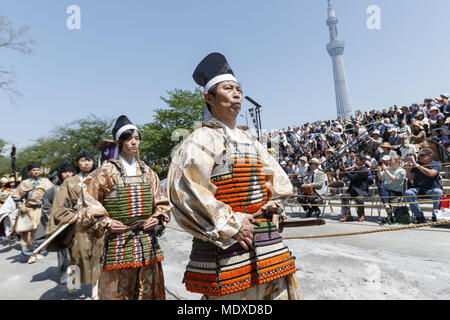 Tokio, Japan. 21 Apr, 2018. Menschen tragen traditionelle japanische Kostüm in einem reiten Bogenschießen ''Yabusame'' Veranstaltung im Stadtteil Sumida Park in Asakusa, Tokyo, Japan teilnehmen. Die jährliche Veranstaltung ist in Sumida vom Pferderücken Bogenschützen, Pfeile auf ein Ziel von einem galoppierenden Pferd statt. Credit: Rodrigo Reyes Marin/über ZUMA ZUMA Kabel/Kabel/Alamy leben Nachrichten Stockfoto