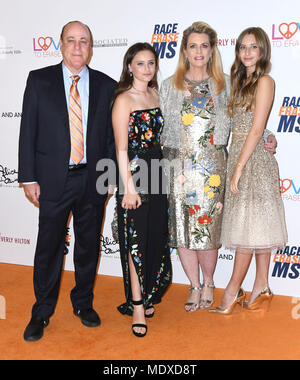 Beverly Hills, CA, USA. April 2018. 20. April 2018: Beverly Hills, Kalifornien: Ken Rickel, Isabella Davis, Nancy Davis, Mariella Davis. 25. Jährliches Rennen zum Löschen von MS Gala im Beverly Hilton Hotel Fotogutschein: Birdie Thompson/AdMedia Credit: Birdie Thompson/AdMedia Stockfoto