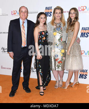 Beverly Hills, CA, USA. April 2018. 20. April 2018: Beverly Hills, Kalifornien: Ken Rickel, Isabella Davis, Nancy Davis, Mariella Davis. 25. Jährliches Rennen zum Löschen von MS Gala im Beverly Hilton Hotel Fotogutschein: Birdie Thompson/AdMedia Credit: Birdie Thompson/AdMedia Stockfoto