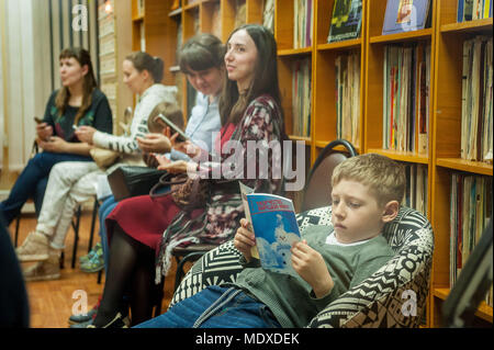 Tambow, Russland. 20. April 2018. - Jährliches Festival der Lesung Biblionight '''' im Jahr 2018 wird in Russland bereits zum siebten Mal statt. Veranstalter der Aktion - das Ministerium für Kultur der Russischen Föderation und das Portal des kulturellen Erbes und der Traditionen von Russland'' Kultur. RF'' Thema Biblionight ''''2018''" ''Magic Buch''. In der Nacht des 20./21. April in der regionalen wissenschaftlichen Bibliothek. A. S. Puschkin (der Stadt Tambow, Russland) haben auch alle - Russische Aktion ''Biblionight-2018'' statt. Credit: ZUMA Press, Inc./Alamy leben Nachrichten Stockfoto